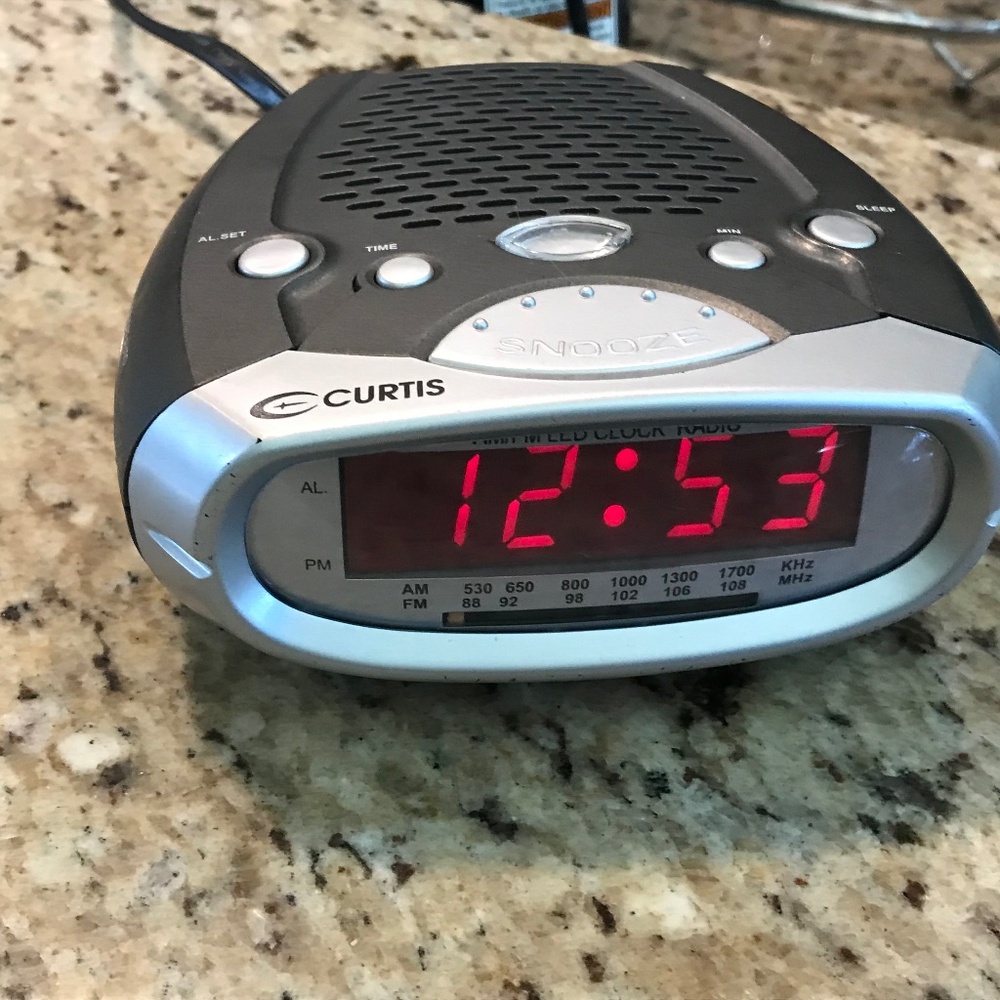 Curtis Alarm Clock/ Radio Batter + Electric powered $15